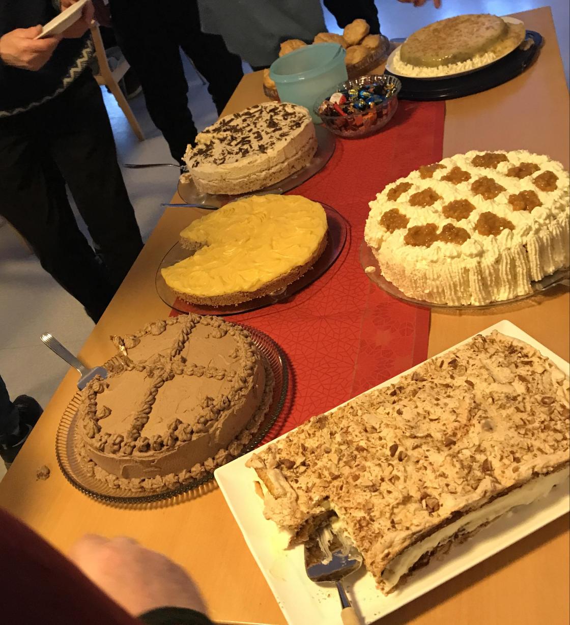 Gode kaker smakte godt til god prat rundt borda.