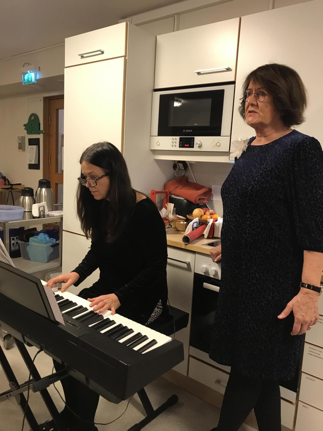 Julesongar med Dagrun ved pianoet og Bjørg som forsangar.