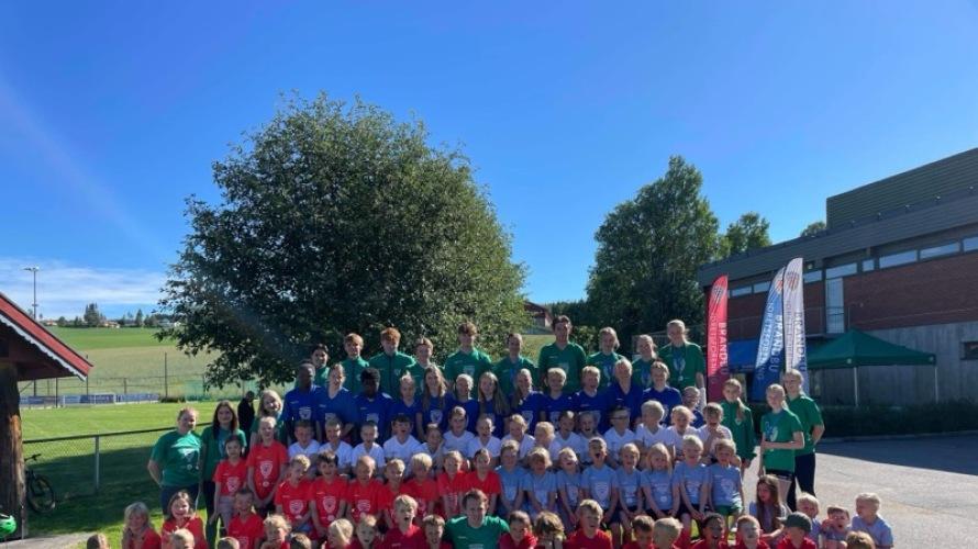 Her er alle deltakerne og lederne samlet på Idrettsuka i 2024 (foto: Brandbu Idrettsforening).