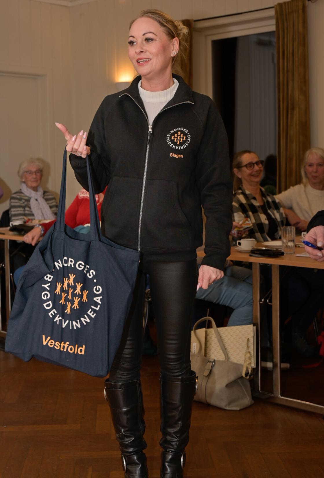 Se så fin jakke og handlenett med Vestfold bygdekvinnelag og Slagen sin logo