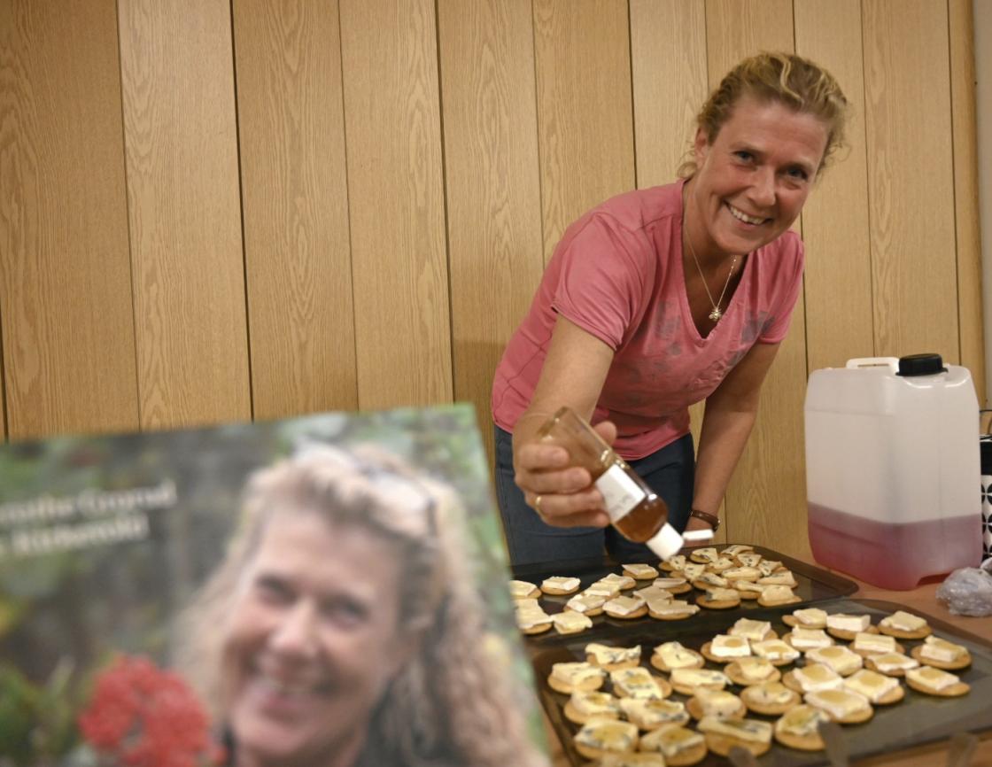 Vi lærer noe nytt, her Ella Grorud med sin spiselige verden