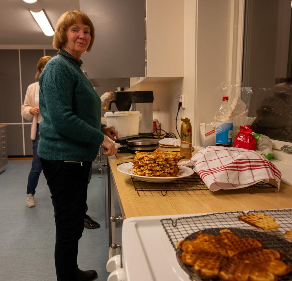 Vi veksler på blant medlemmene ved å være behjelpelig med servering til møtene