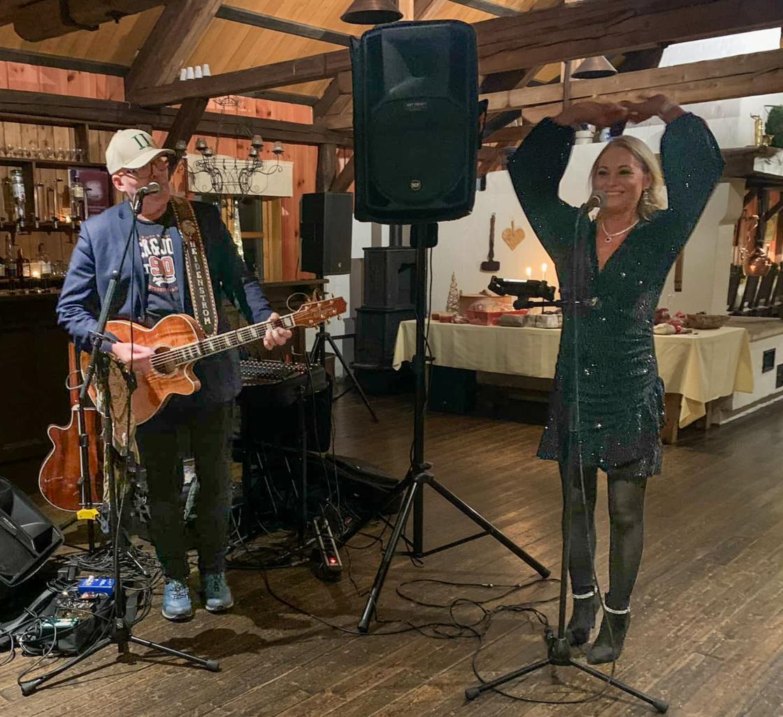 Underholdning av Jan Heidenstrøm og Kathrine Samland