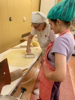 Brynhild viser kjevling med trill til Rebekka