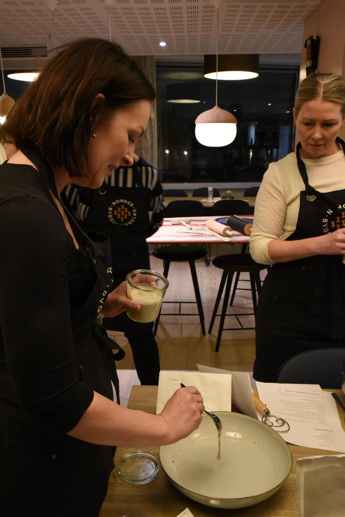 Astrid Henriksen viser flytetesten på surdeigstarter. Foto: Helle Cecilie Berger.