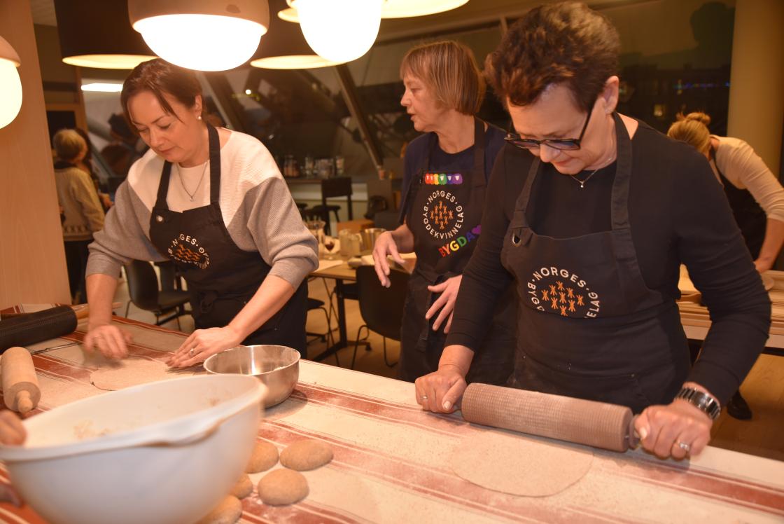 Ragnhild Male Hartviksen og Ingunn Foss har fått godt tak på kjevlingen. Foto: Helle Cecilie Berger.