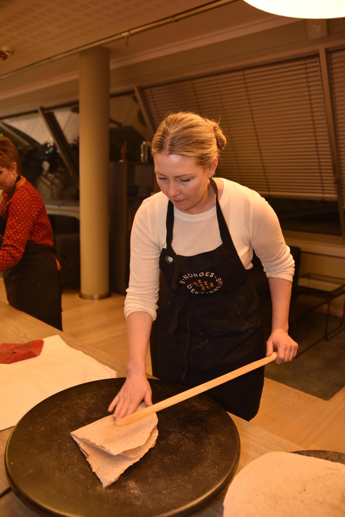 Else Marie Rødby bretter sammen de ferdige flatbrødene. Foto: Helle Cecilie Berger.