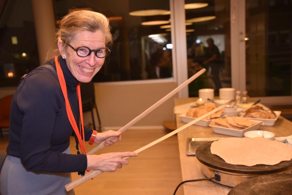 Politisk påvirkningsarbeid kan være både trivelig og gøy! Det mener generalsekretær Cesilie Aurbakken. Her fra et matkurs Norges Bygdekvinnelag og Frogn Bygdekvinnelag arrangerte for Stortingets justis- og beredskapskomite for å vise viktigheten av praktisk matkunnskap i beredskapssammenheng. Foto: Helle Cecilie Berger.