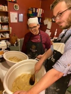 Astrid og Edvard rører i sirupstynnkakedeigen