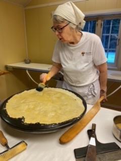 Brynhild viser smøring av sirupstynnkaka