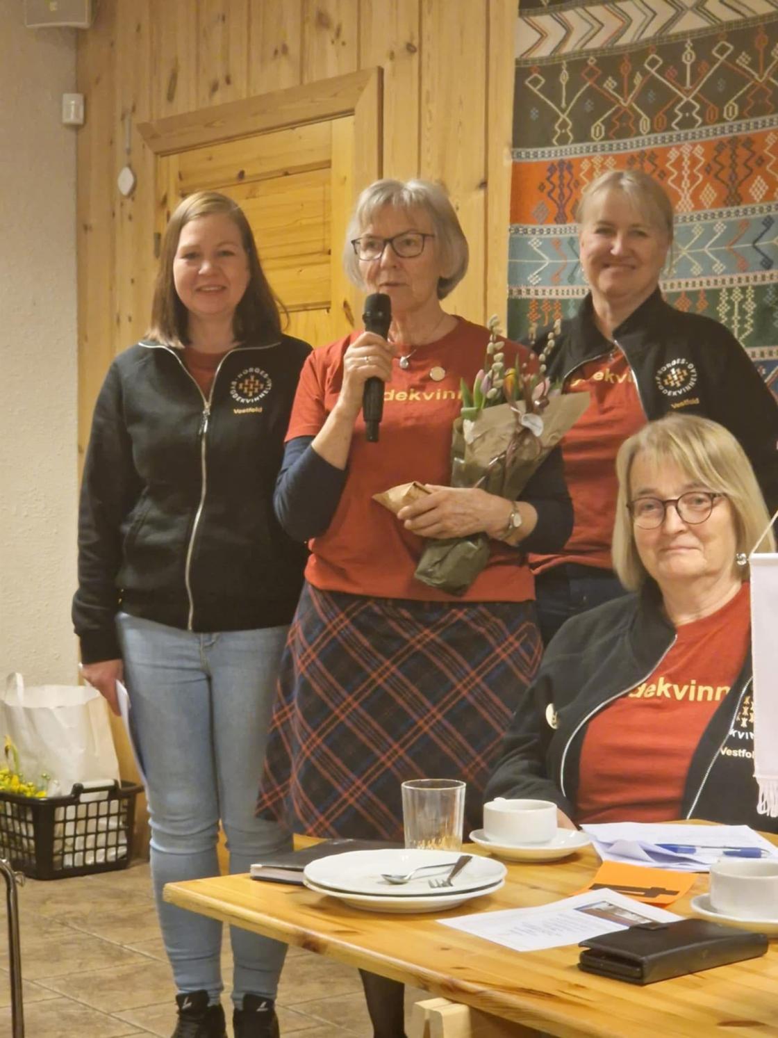 Blomsteroverrekkelse og takk til Åse Marie Holm som gikk ut av styret etter 6 år (?). Hun har vært vår kontaktperson i styret og vært på årsmøter hos oss (2).