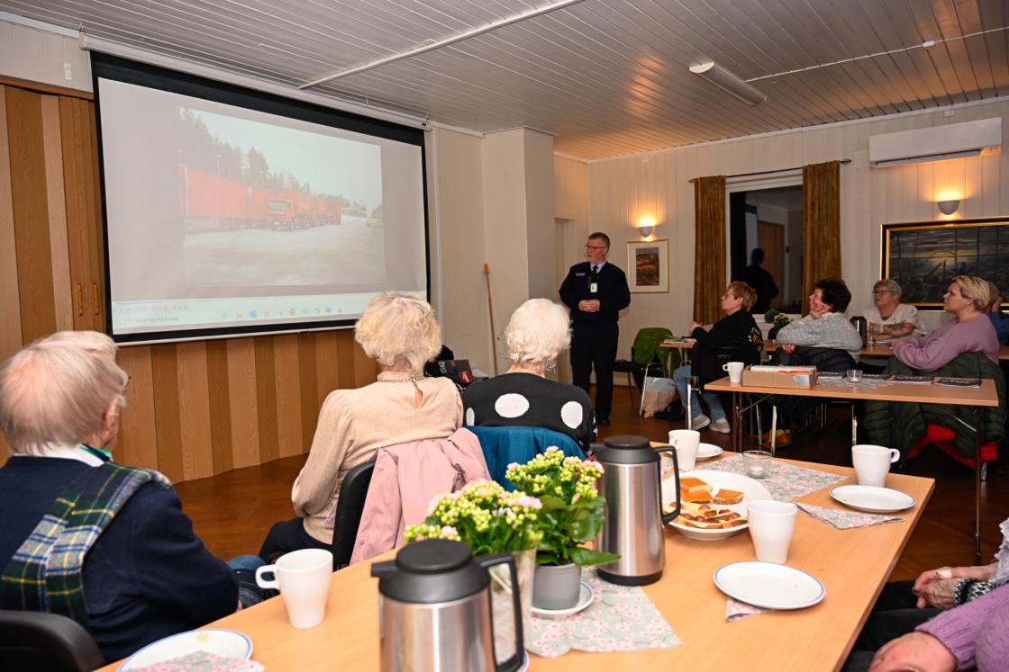 Arne Haugbjørg viste og fortalte fra sin opplevelse fra tsunamien i Indonesia i 2004