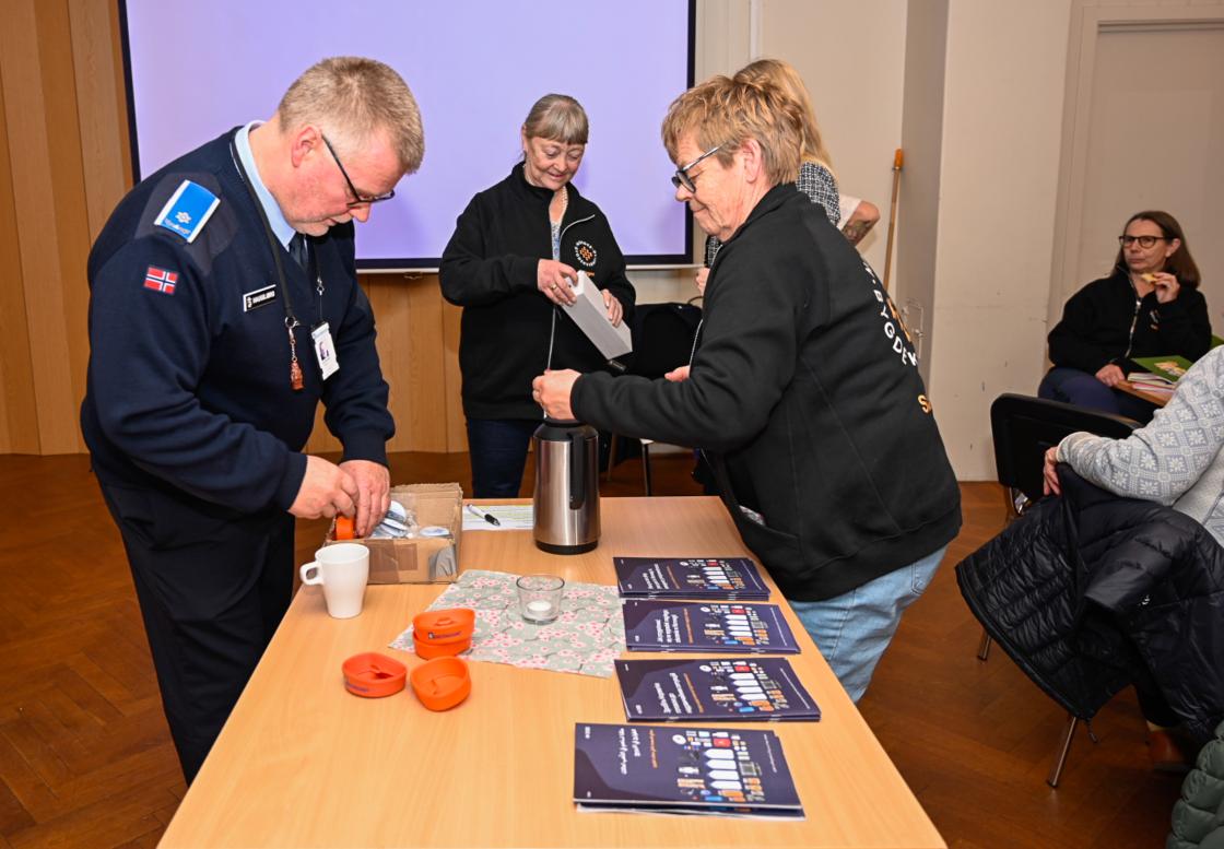 Brosjyrer, refleks og turkopp til utdelig