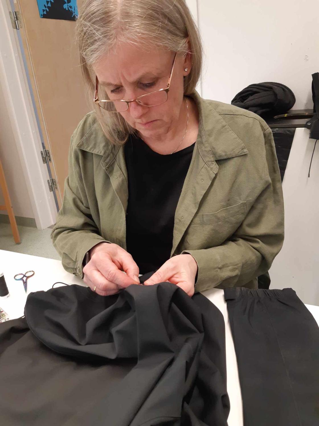 Kvinne konsentrert om å sy