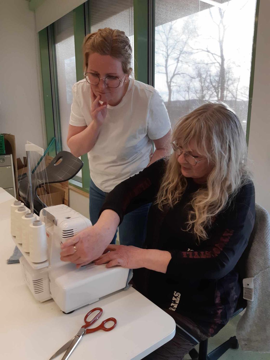 To kvinner jobber med symaskin