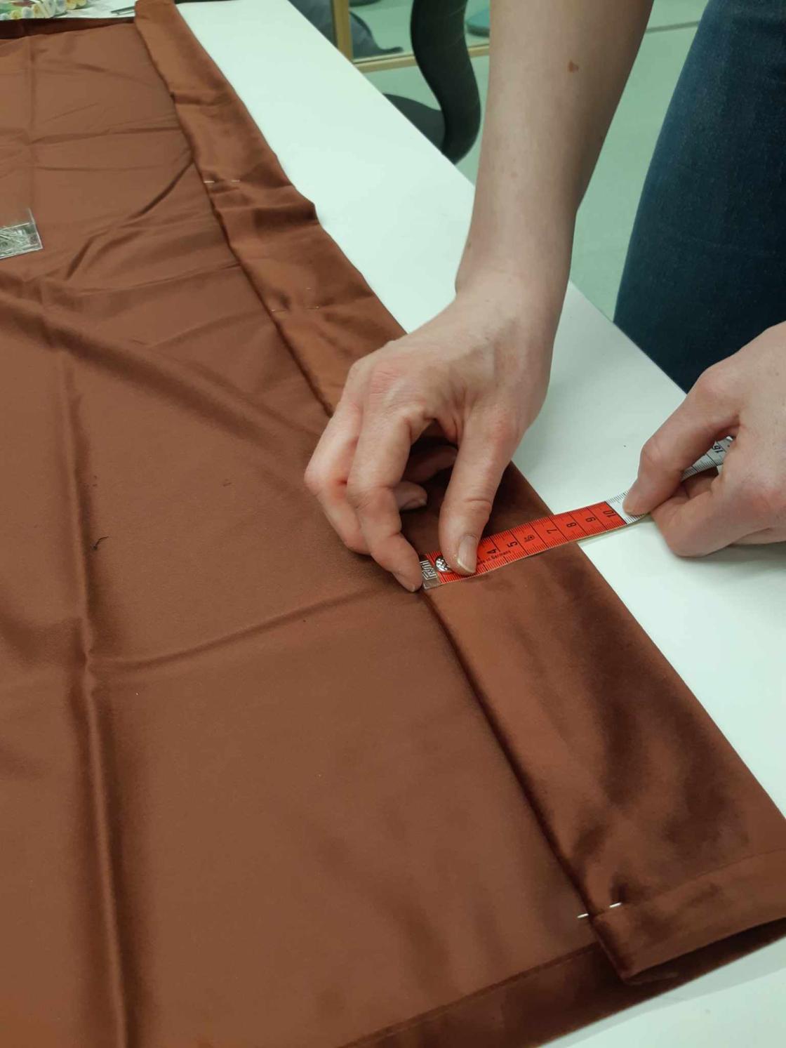 Kvinne legger opp et stykke stoff