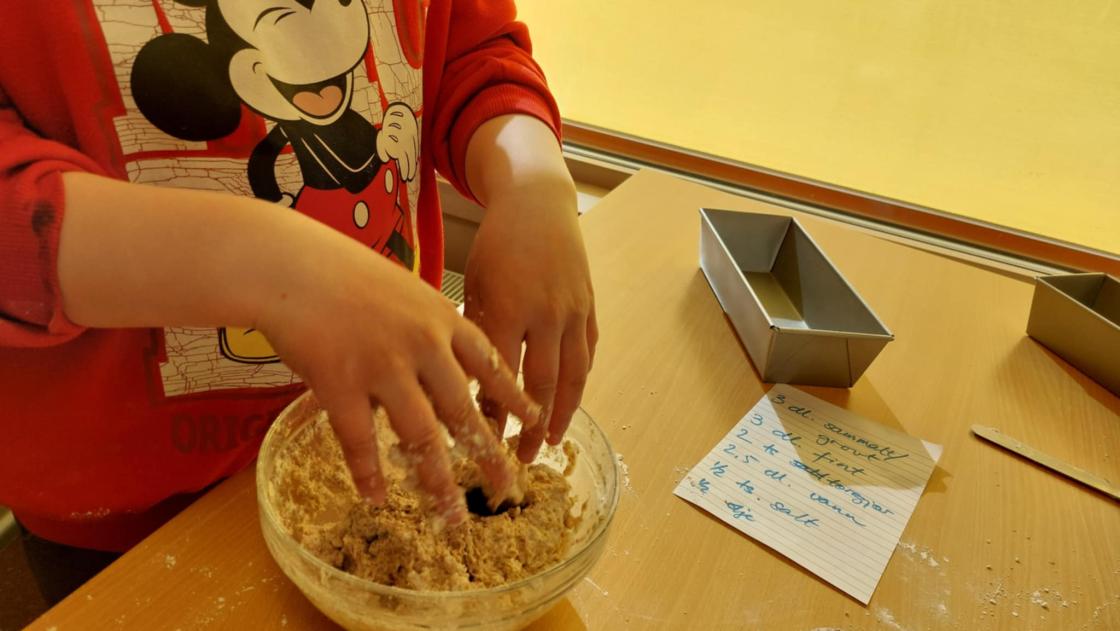 Elevene i 3. klasse bakte brød og rundstykker.