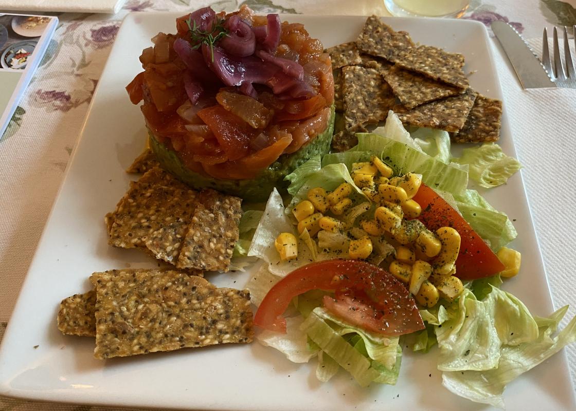 Erteterte av grønn ertepurè, einerrøykt fisk med ramsløkolje og steikte tomatar.