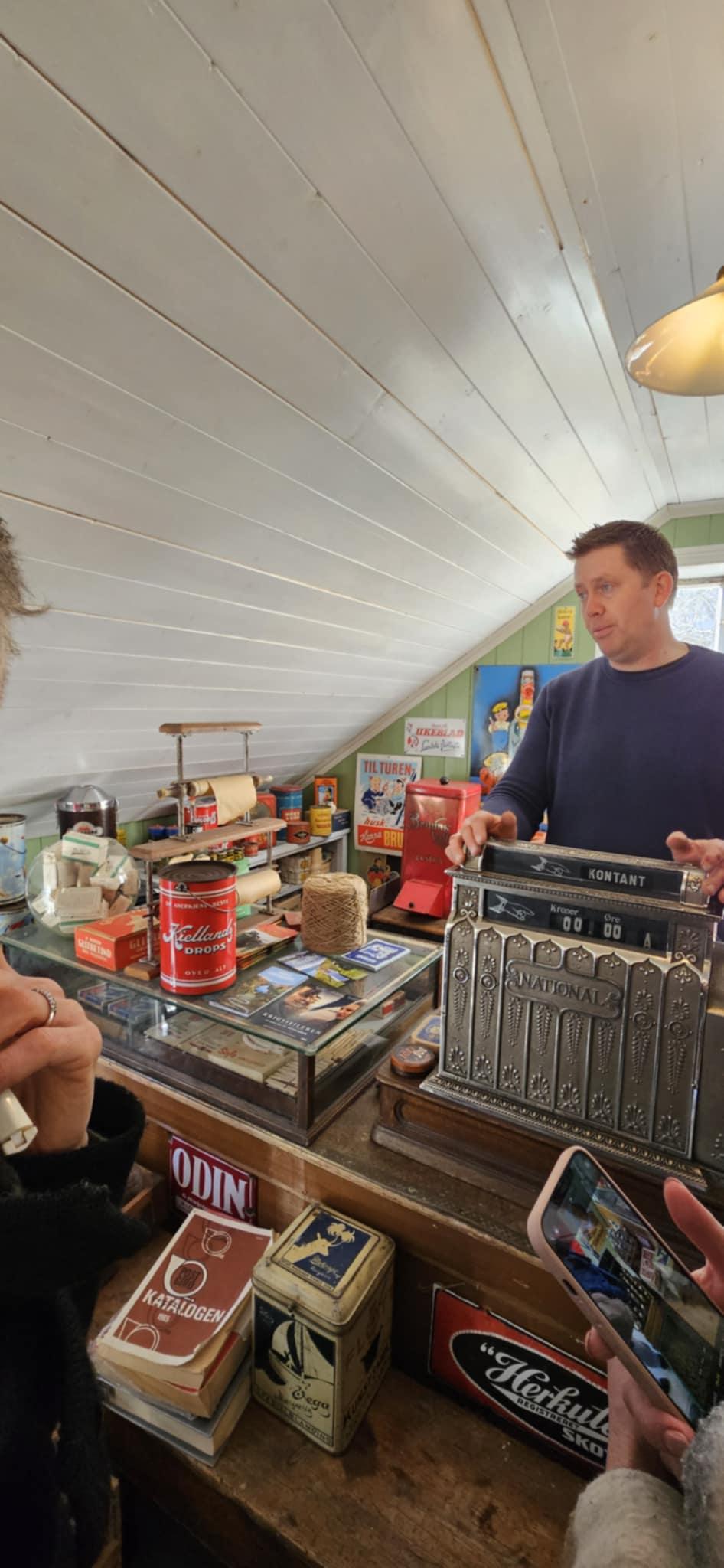 Landhandel interiør, mann