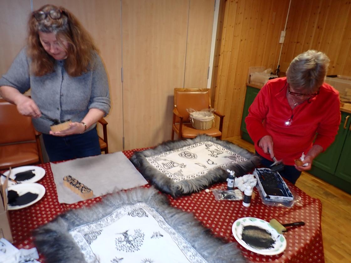 trykking av skinnfell.