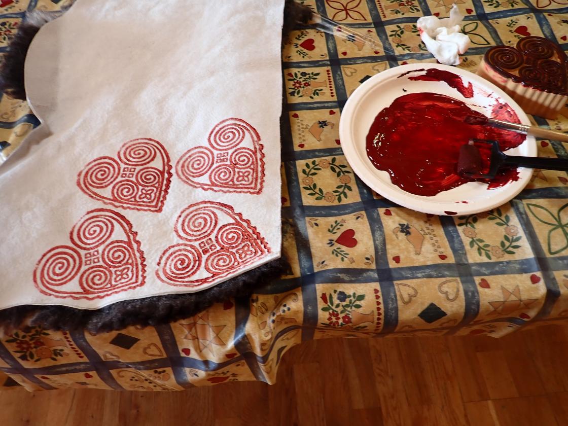 Skinnrester blir hjerter til småsøm.