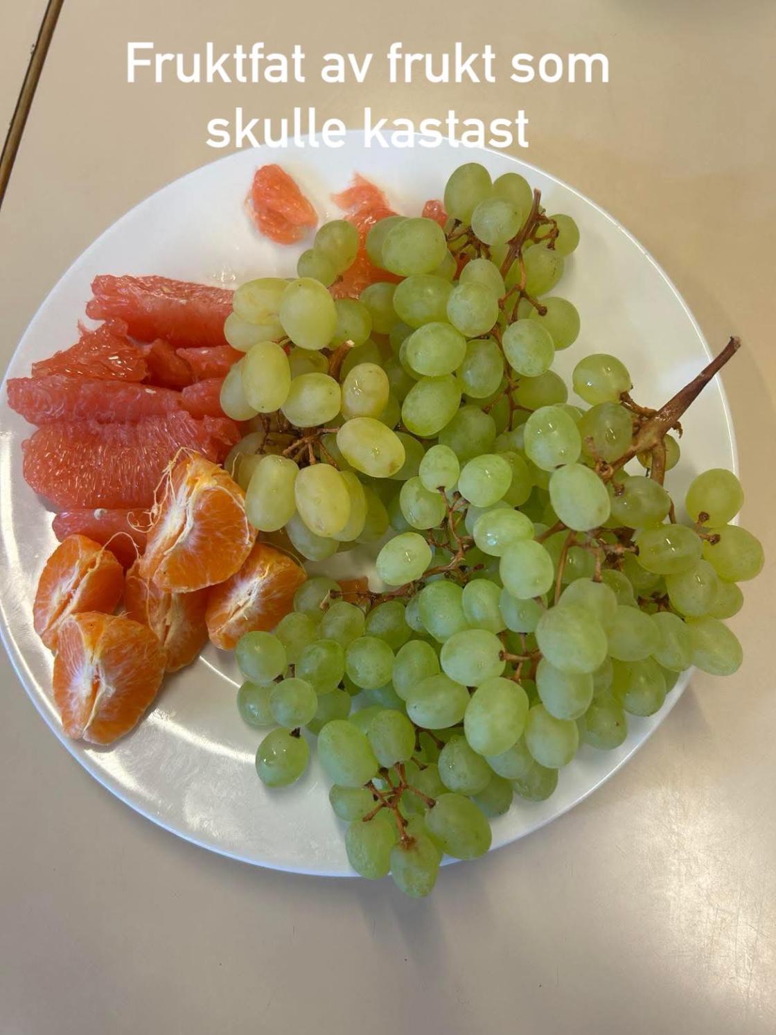 Fruktfat av varer som skulle kastast.