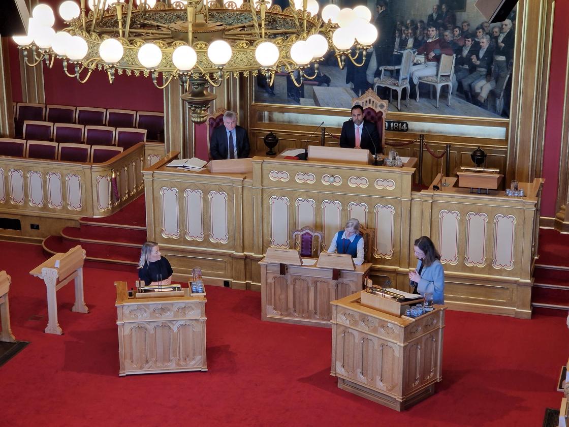 Justis- og beredskapsminster Astrid Aas-Hansen (Ap) svarer på sprørsmål fra saksordfører for totalberedskapsmeldingen Sandra Borch (Sp). Foto. Cesilie Aurbakken.