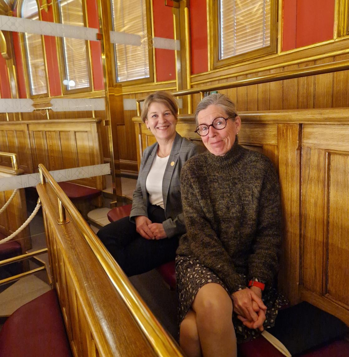 To fornøyde bygdekvinner på galleriet i Stortinget. Foto. Cesilie Aurebakken.