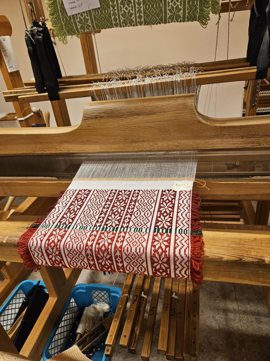 Kvit og raud vev på vevstol