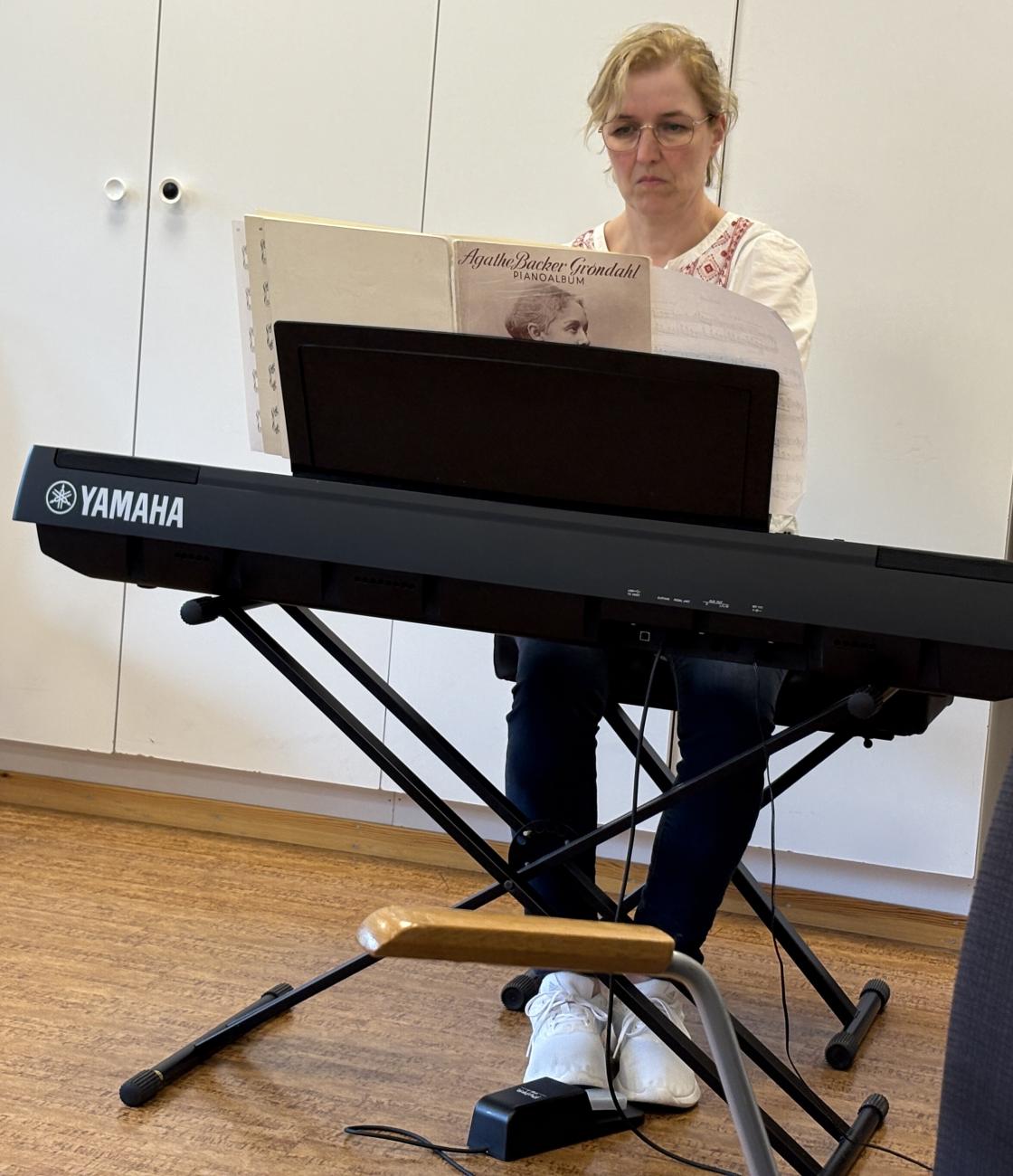 Agathe Backer Grøndahl, - Carolin hadde pausemusikk.