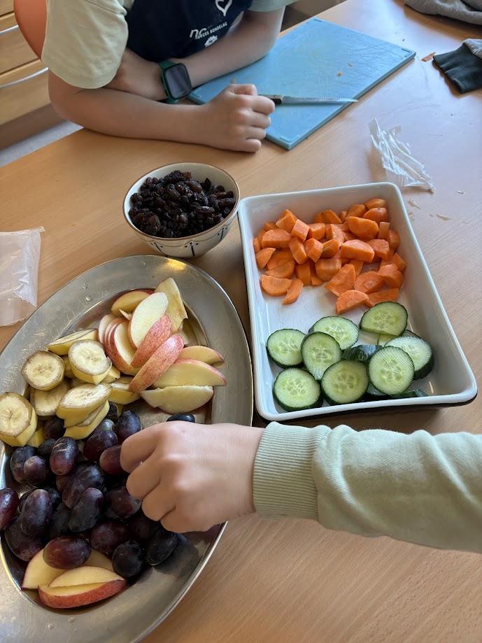 Skjering og eting av frukt medan deigen fekk heve.