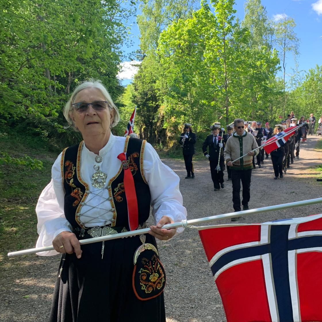 "Linna" gikk vi siste biten fram til Reidvin-tunet. Vårgrønn, vakker ramme om toget. Kristine Monrad fremst i bildet.