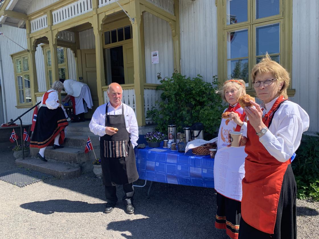 Driftige folk holdt vaffeljern og pølsegryte varm. Jan Hatlestad, Torunn B Solberg og Anne K Auen