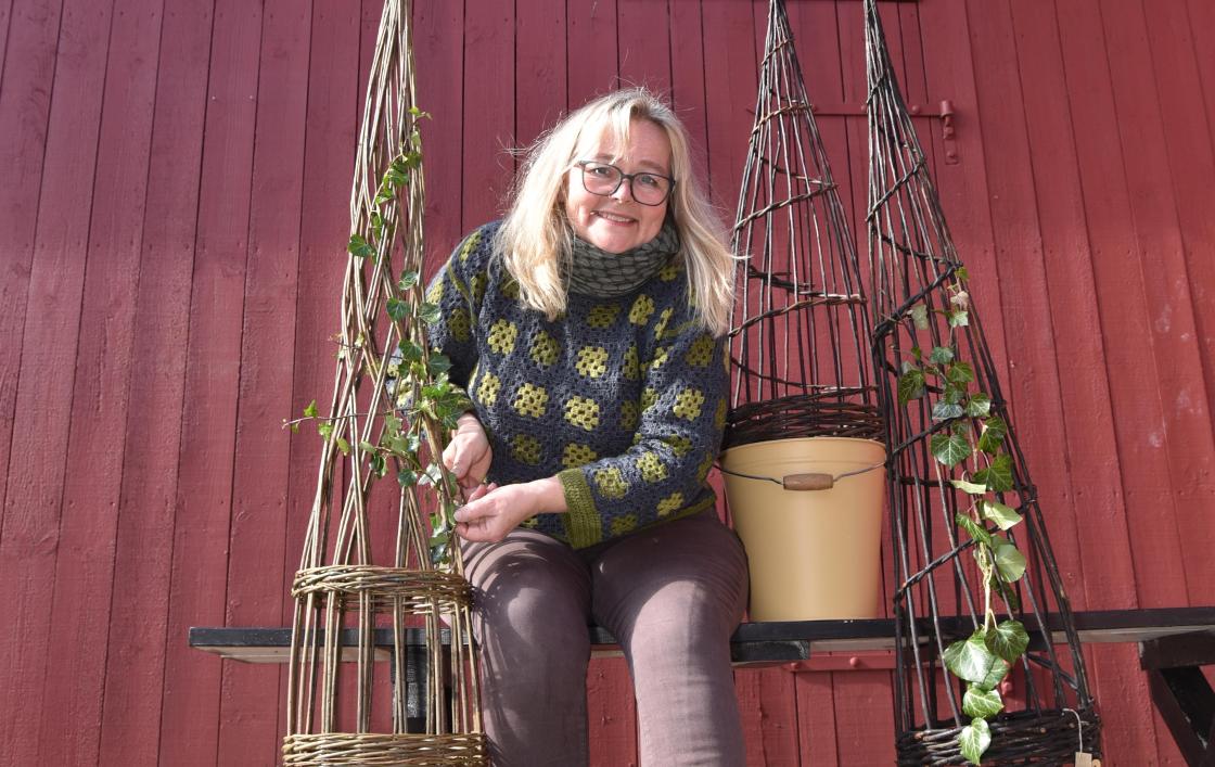 Liss Mona Wammer-Pettersen er kursinstruktør i pilfletting under navnet "Klara Pil". Foto: Helle Cecilie Berger.