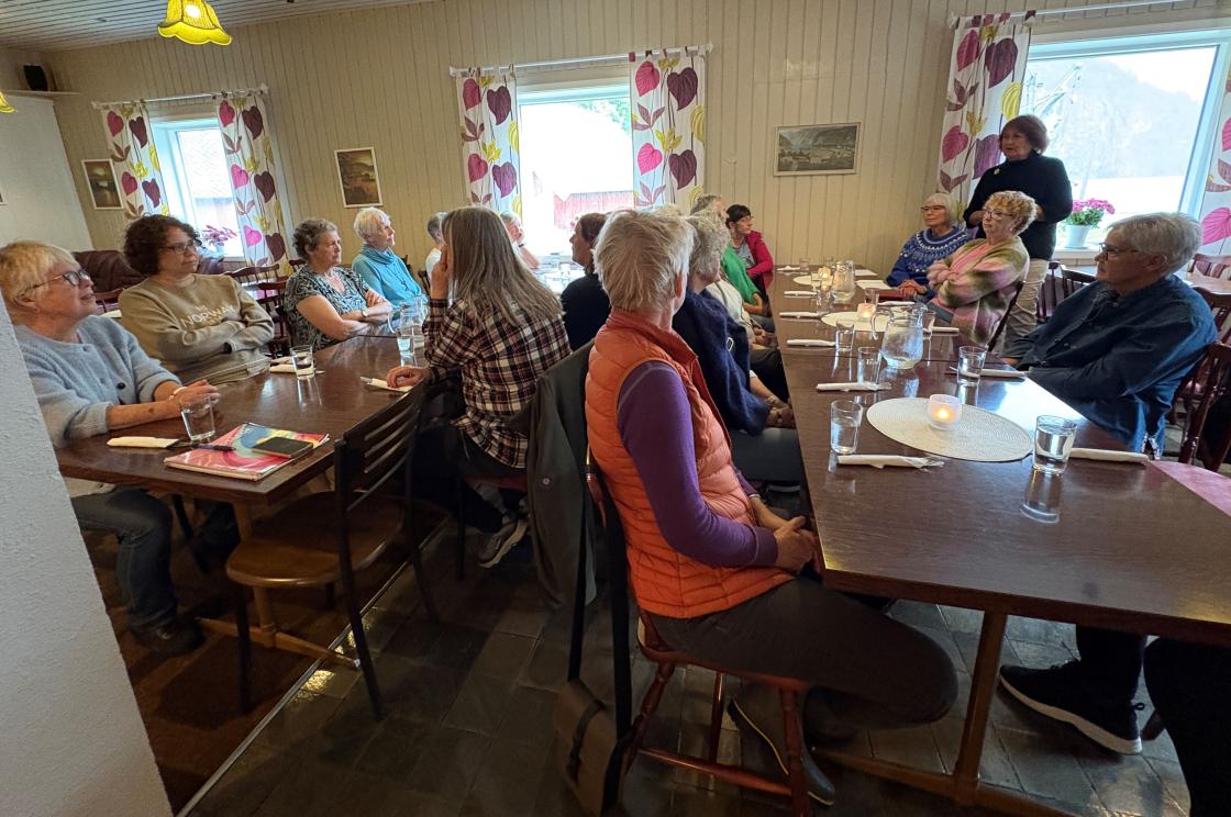 Gåvekort og sang til to 75-åringar,- Vigdis og Nelly!