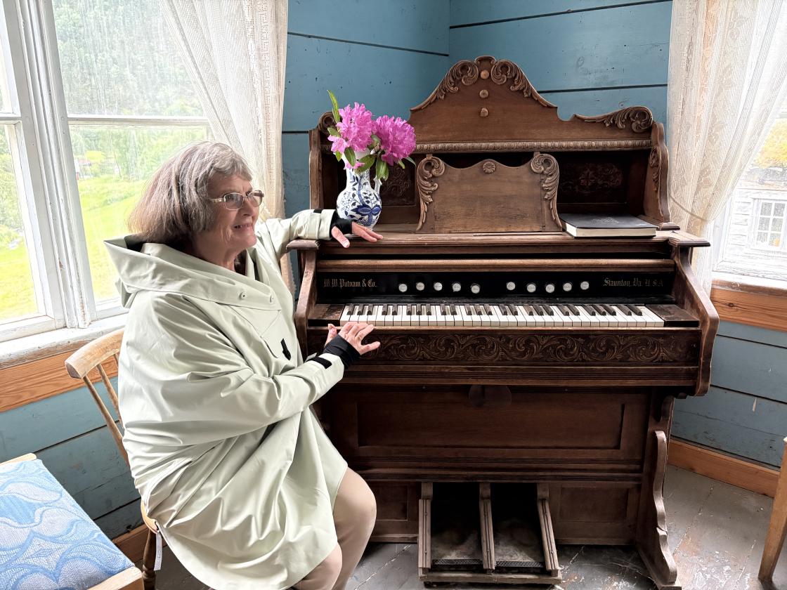 Petra poserer ved det eldste av tre orgel som var der.