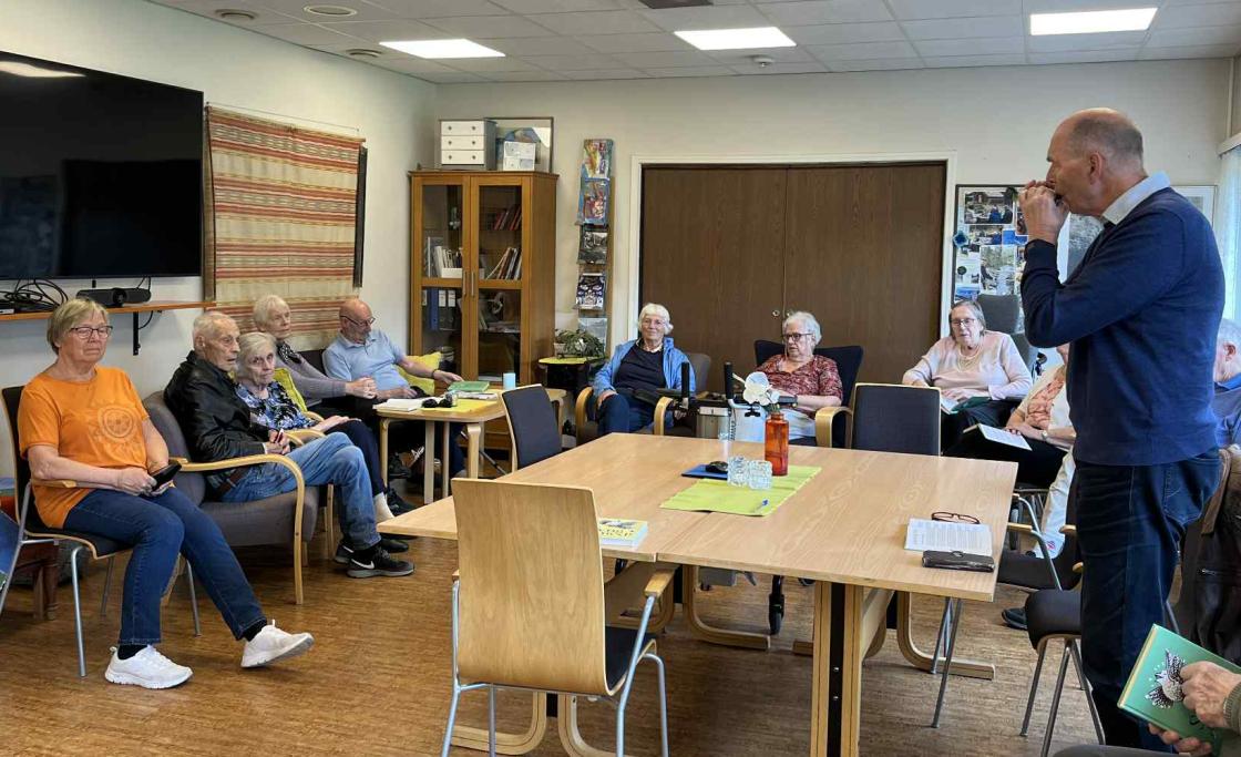 Kjell Rønning spelte eit par låtar på munnspel.