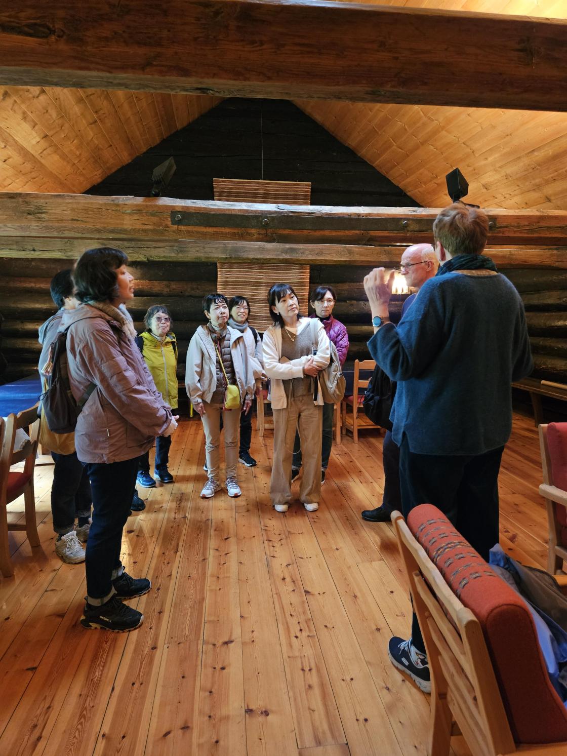 Dame og mann som snakkar toil ei gruppe damer i Borstova