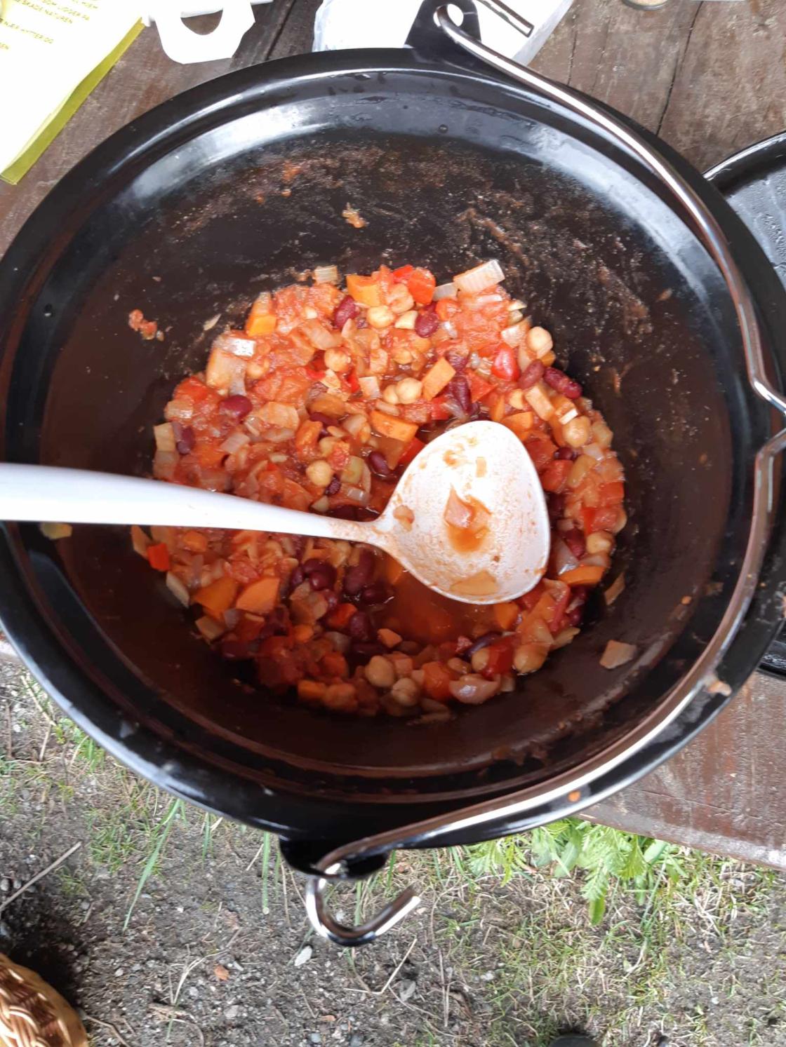 Gryte som tilberedes over bålpanne