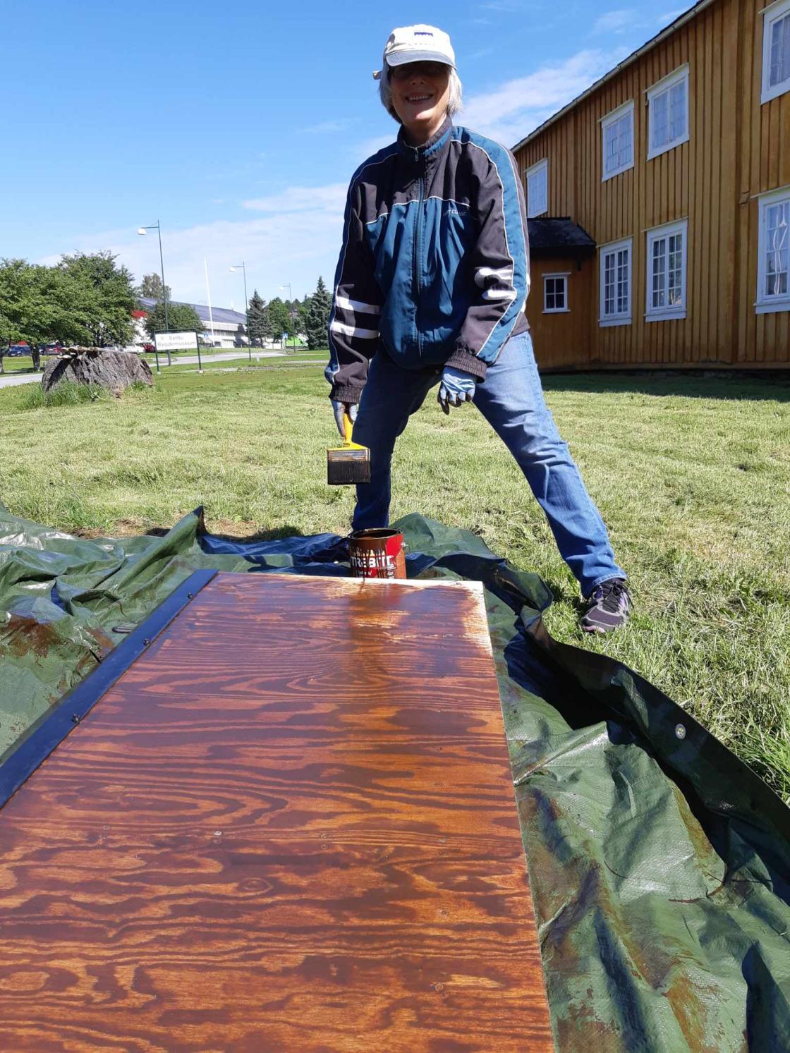 Maling/beising av benkeplate