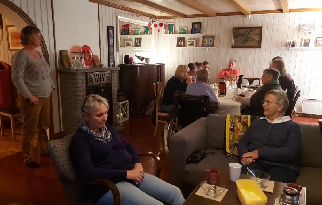 Anne Lise forteller om Vallumrød gård. Foto AK