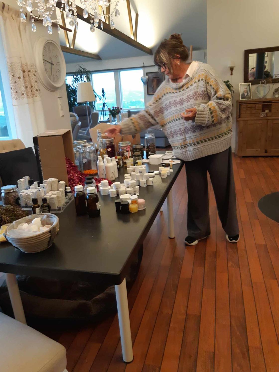 Viser frem urter, kremer og oljer