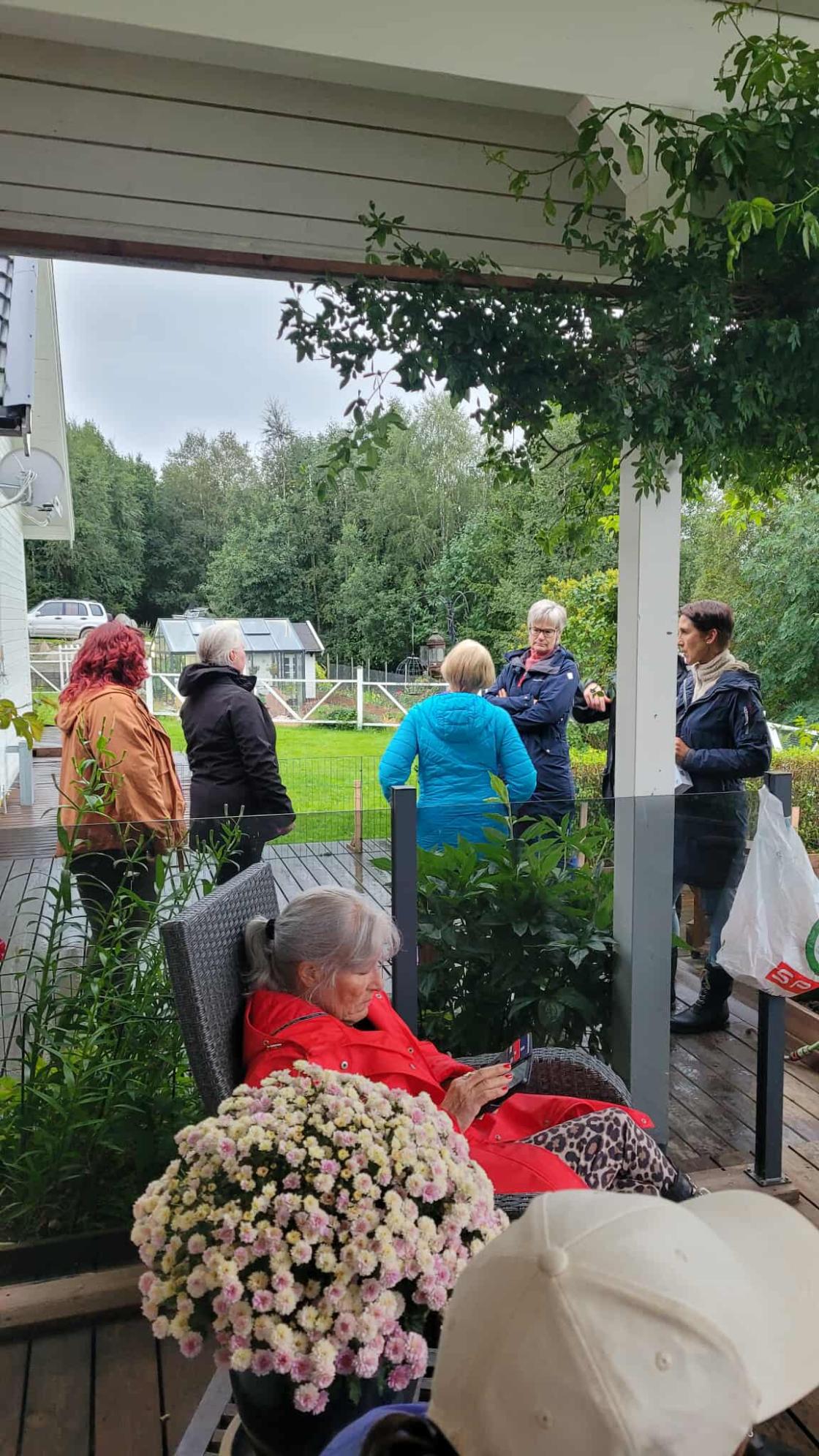 Gruppe som prater i hagen