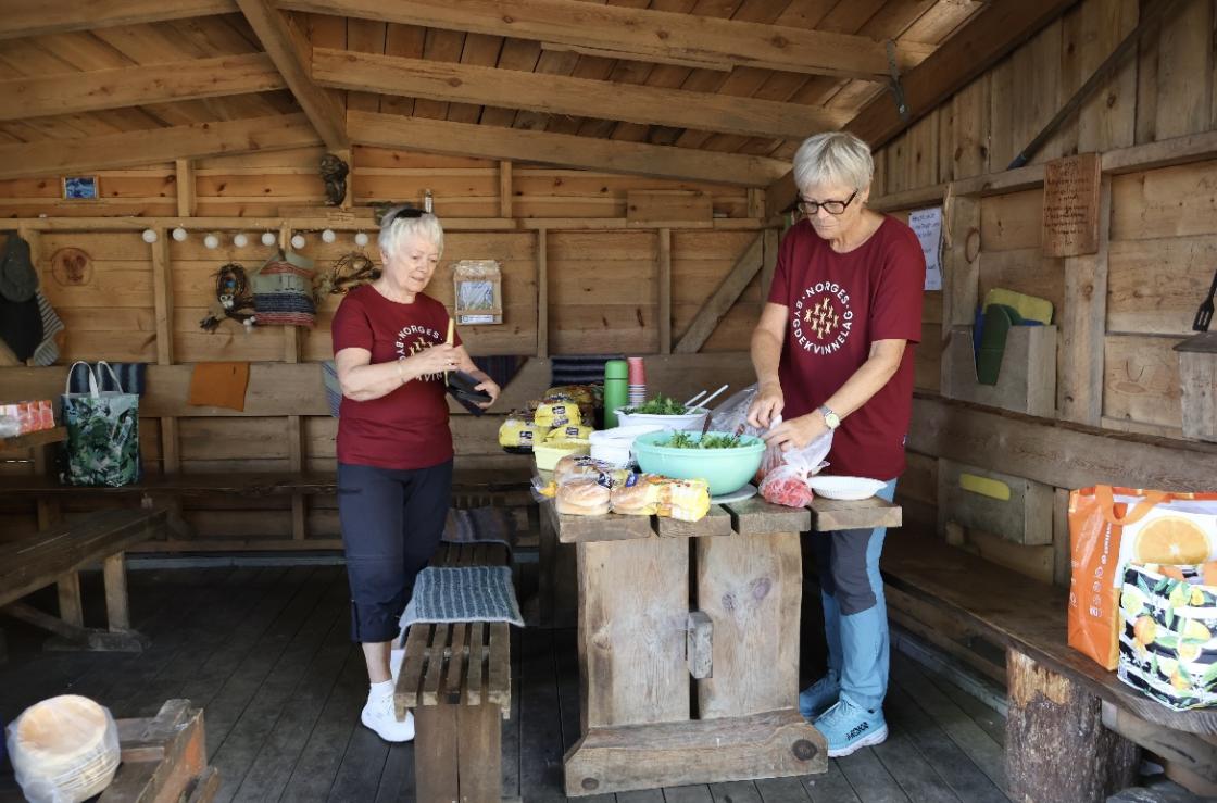 Mariann og Hilde lager til.