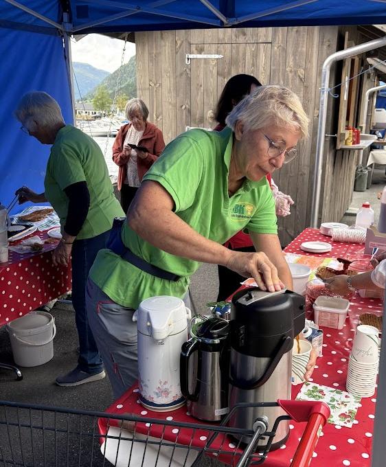 Sissel ordnar opp med kaffi og vaffel!