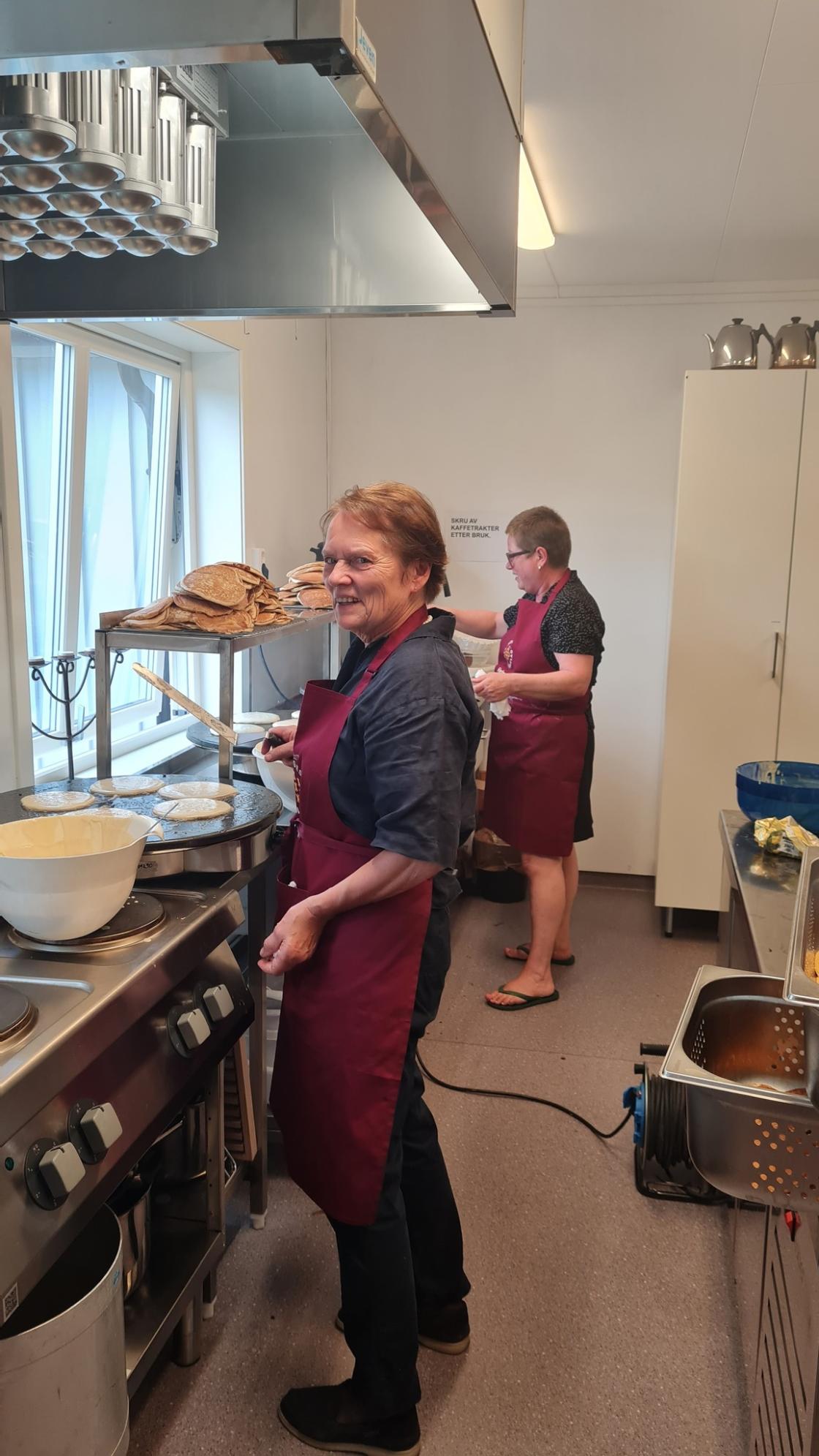 Marianne Gjerstad og Mona Sveen steker sveler