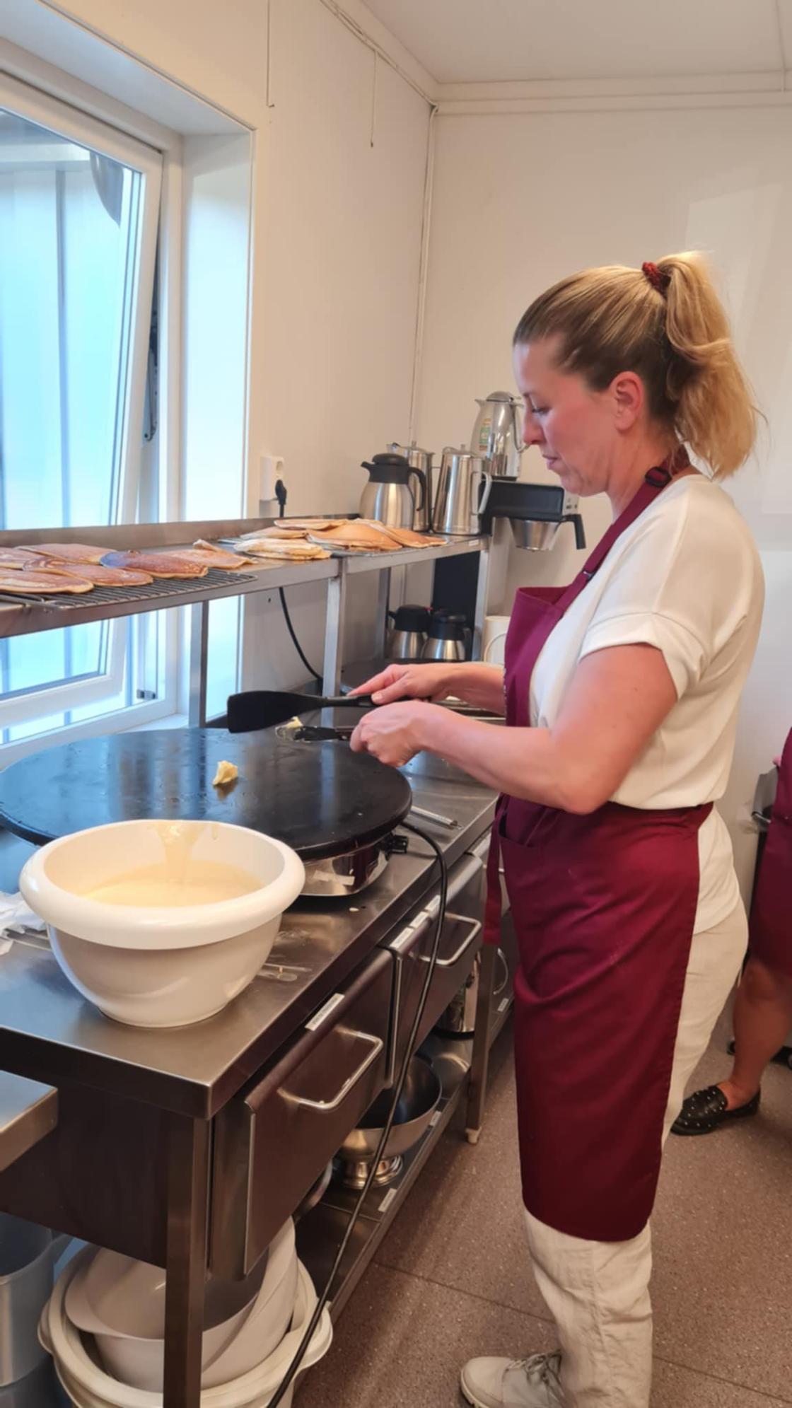 Kristin J. Dobloug i gang med å steke sveler