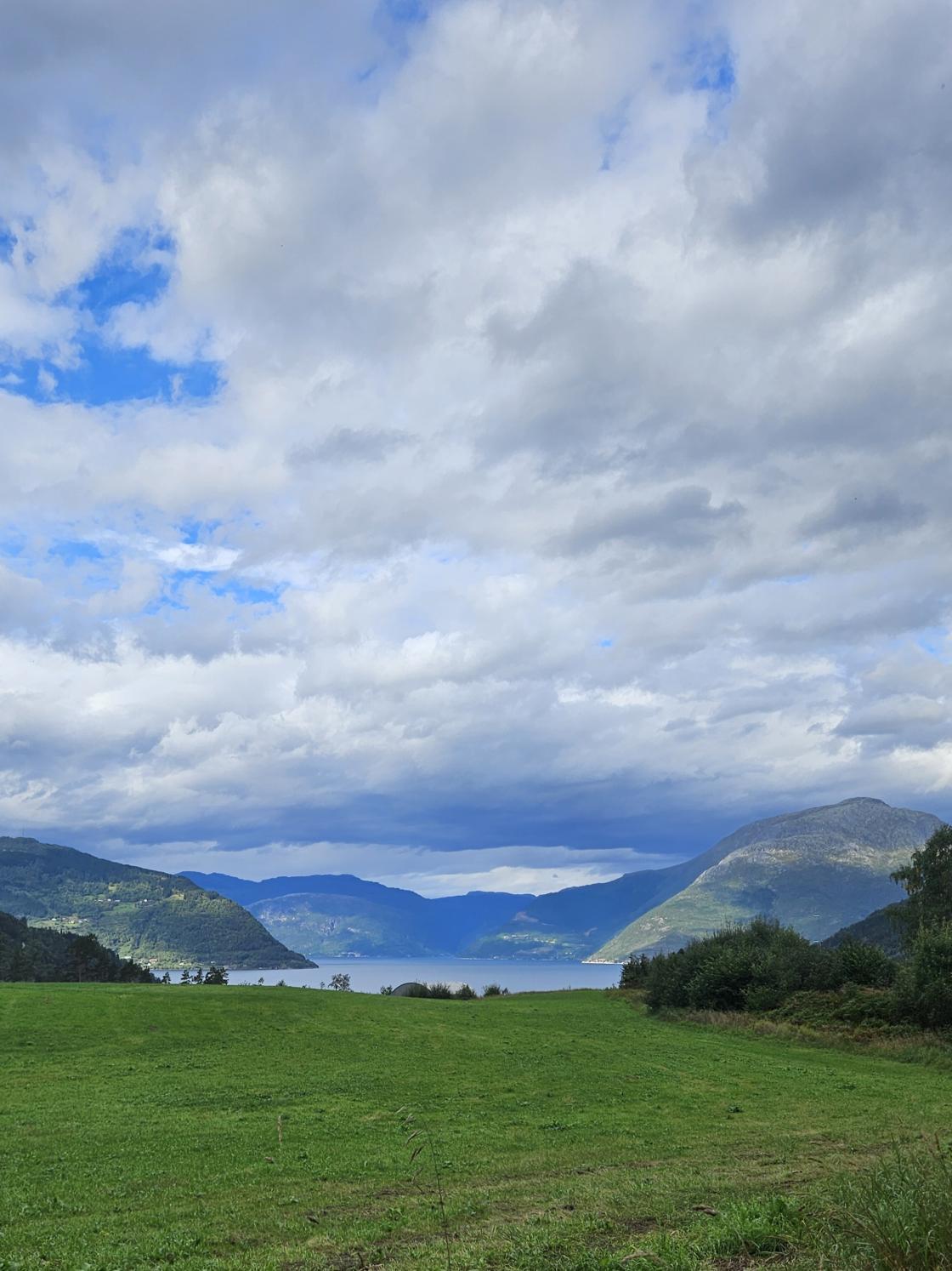 Utsikt frå Kinsarvik, fjell og fjord