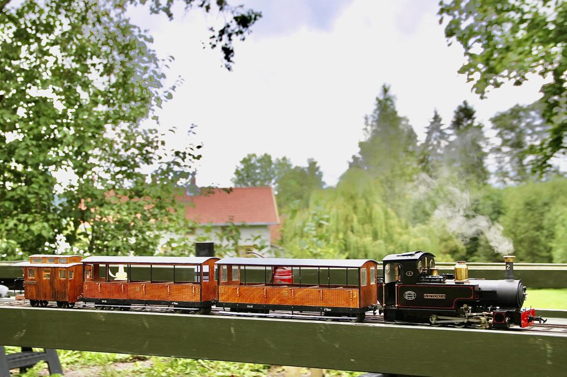 Og jammen var ikke Hvittingsfossbanen igang igjen! Museumsforeningen Vestfold Privatbaner lager mye moro - for seg sjøl og for publikum