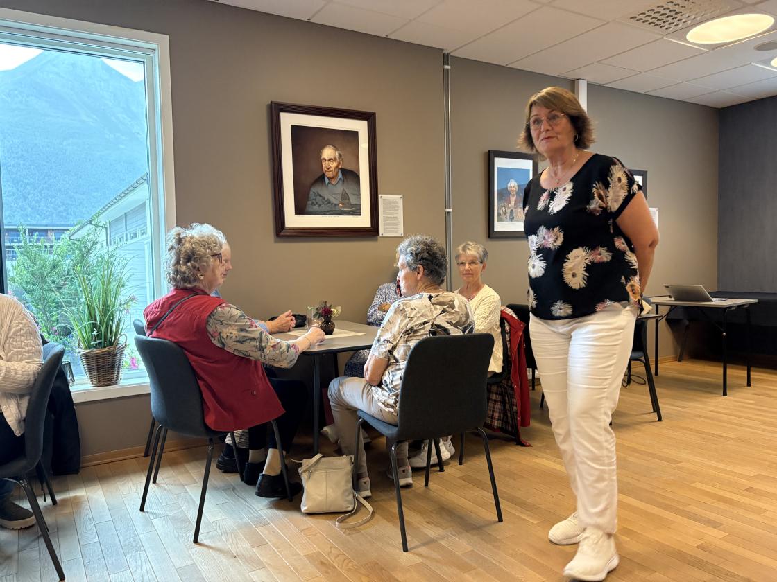 Bjørg ønskte velkommen til ein fin bukett damer!